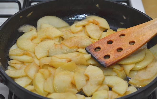 1. Этап. Немецкий яблочный панкейк: Жарим яблоки на среднем огне до мягкости - это приблизительно 10 минут.
