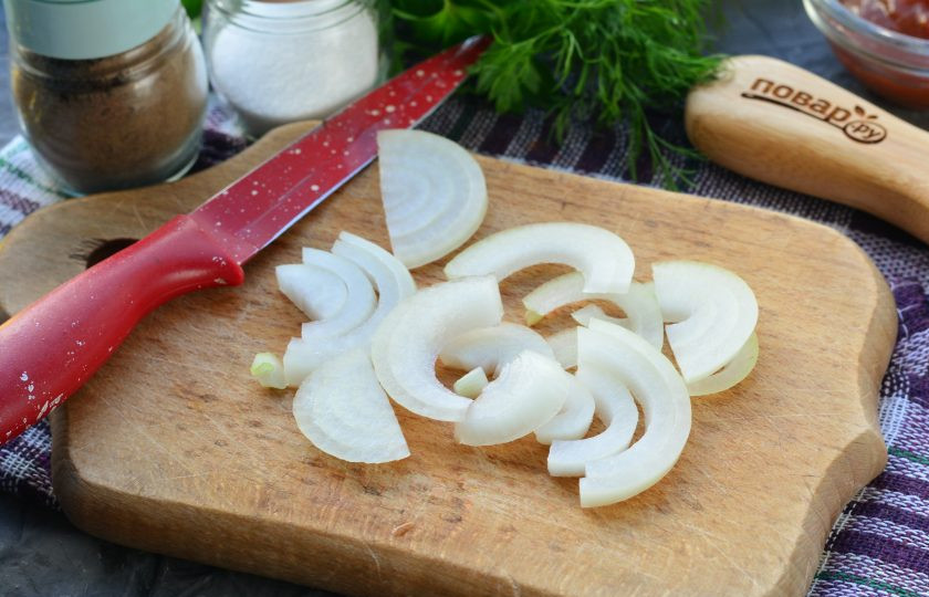 1. Этап. Куриные сердечки по-грузински: Нарежьте лук полукольцами.