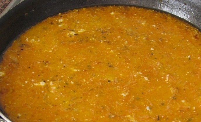 1. Этап. Тефтели с подливой в духовке: Вливаем на сковороду стакан воды, добавляем сметану, чайную ложку соли и все оставшиеся специи, тщательно перемешиваем и доводим до кипения, затем выключаем огонь.