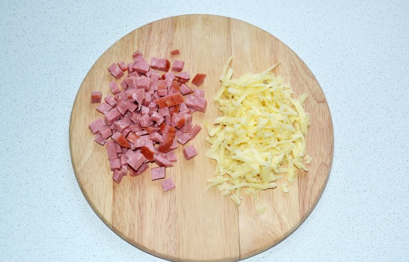 1. Этап. Булочки с колбасой и сыром в духовке: Колбасу нарежьте небольшими кубиками, а сыр натрите на терке.
