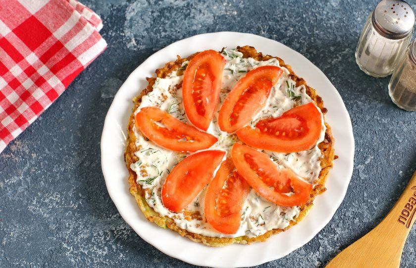 1. Этап. Торт из цукини: В процессе выпекания блинчиков, складывайте их стопочкой и смазывайте соусом. Начинка может быть разнообразная, мне больше всего нравится с помидорами. Нарезать помидоры можно произвольно, но старайтесь, чтобы нарезка была максимально тонкая.