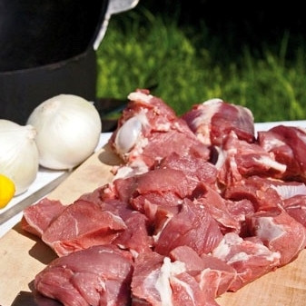 1. Этап. Казан-кебаб: Нарезаем наше мясо на шашлычные кусочки. Если есть косточки - нестрашно, рубим вместе с ними.