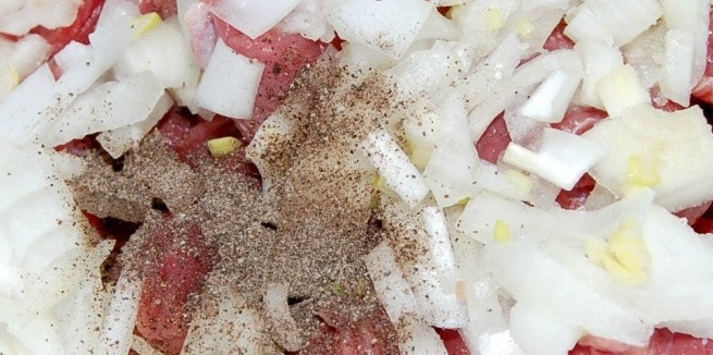 1. Этап. Шашлык на сковороде из говядины: Перчим все и хорошенько перемешиваем.