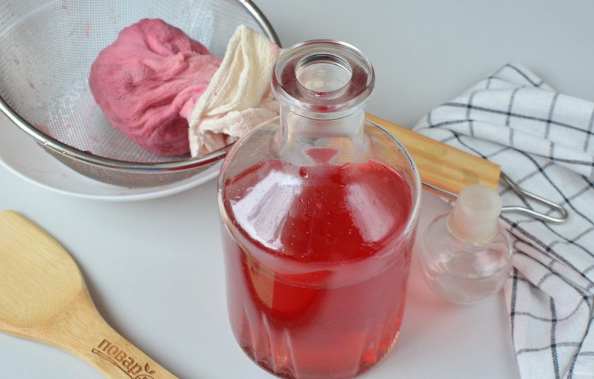 1. Этап. Клюковка: Марлю сложите в 4-6 слоев, процедите клюковку. Перелейте в бутылку и закупорьте. Отправьте в холодильник на неделю.