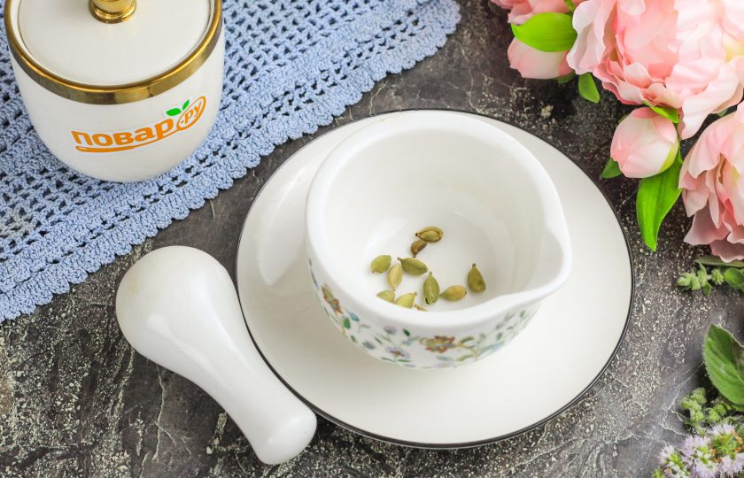 1. Этап. Кофе по-бедуински: Семена кориандра поджарьте в сковороде и пересыпьте в небольшую емкость для измельчения. Удалите шелуху.