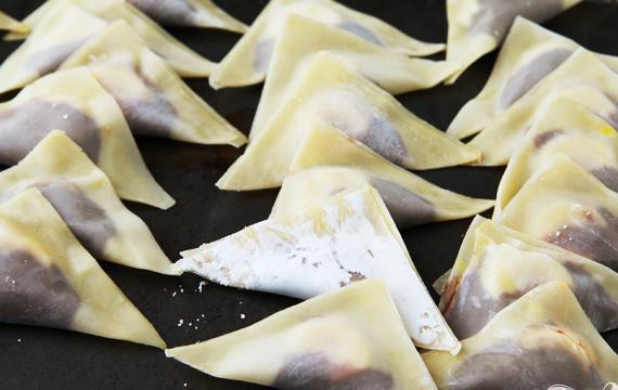 1. Этап. Треугольнички с Нутеллой и бананами: 5. Поместить треугольнички в разогретую сковороду и обжарить до золотистого цвета на каждой стороне.