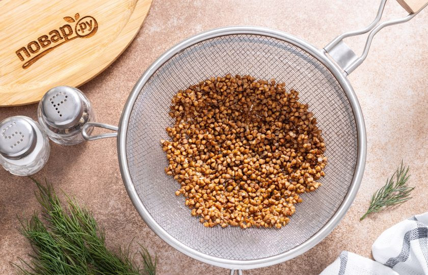 1. Этап. Гречка в аэрогриле: Гречку тщательно промойте несколько раз, затем откиньте на сито и дайте стечь лишней воде.