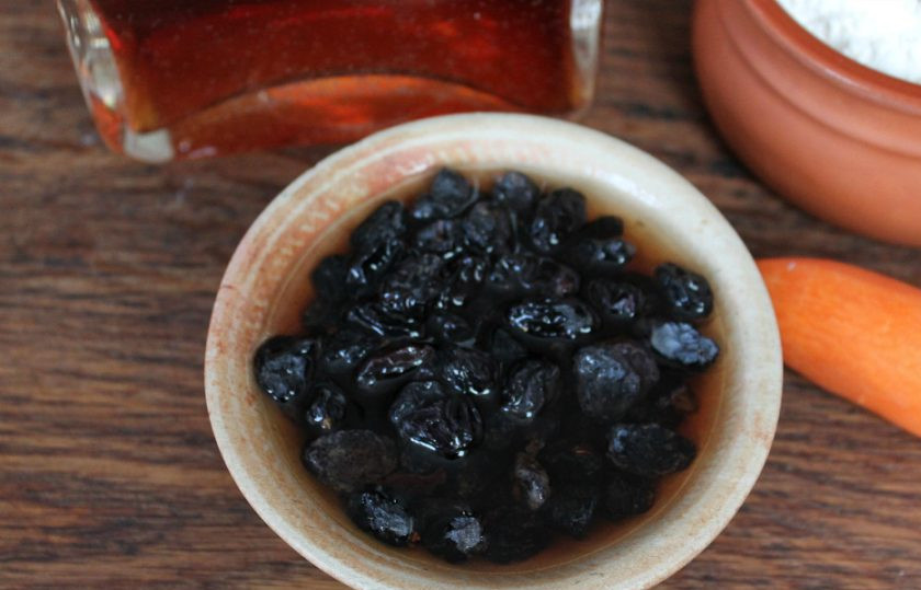 1. Этап. Морковные кексы с изюмом: Изюм заливаем коньяком или настойкой. Оставляем на 10 минут.