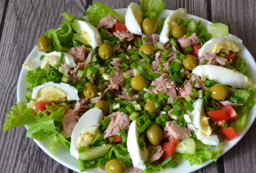 1. Этап. Овощной салат с тунцом: Посыпьте салат луком.