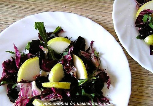 1. Этап. Салат с грушей и свекольным желе: Добавьте свекольное желе, нарезанное кубиками. Затем нарезанную небольшими кусочками грушу.