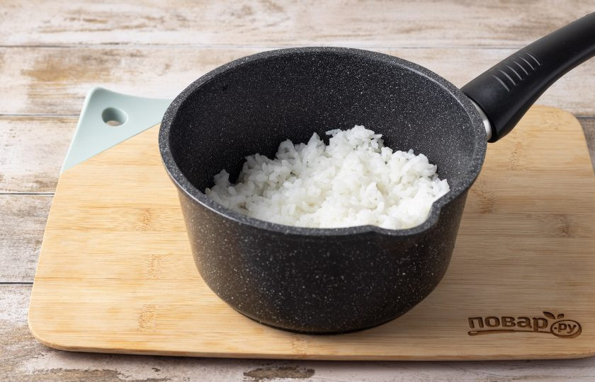 1. Этап. Овощной суп с рисом и морской капустой: Рис промойте до прозрачности и отварите до готовности отдельно. После промойте в холодной воде и откиньте на сито, чтобы стекла лишняя жидкость.