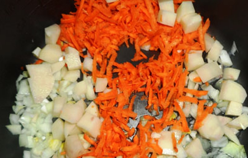 1. Этап. Суп из свежих вешенок: Порежьте лук и картофель, потрите морковь. В чаше мультиварки разогрейте оливковое масло и обжарьте все овощи в течение 20 минут.