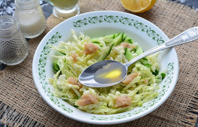 1. Этап. Салат с пекинской капустой для похудения: Полейте оливковым маслом, лимонным соком и хорошо перемешайте. Специи добавьте по вкусу.