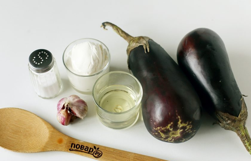 1. Этап. Тушеные баклажаны с чесноком: Подготовьте все ингредиенты.