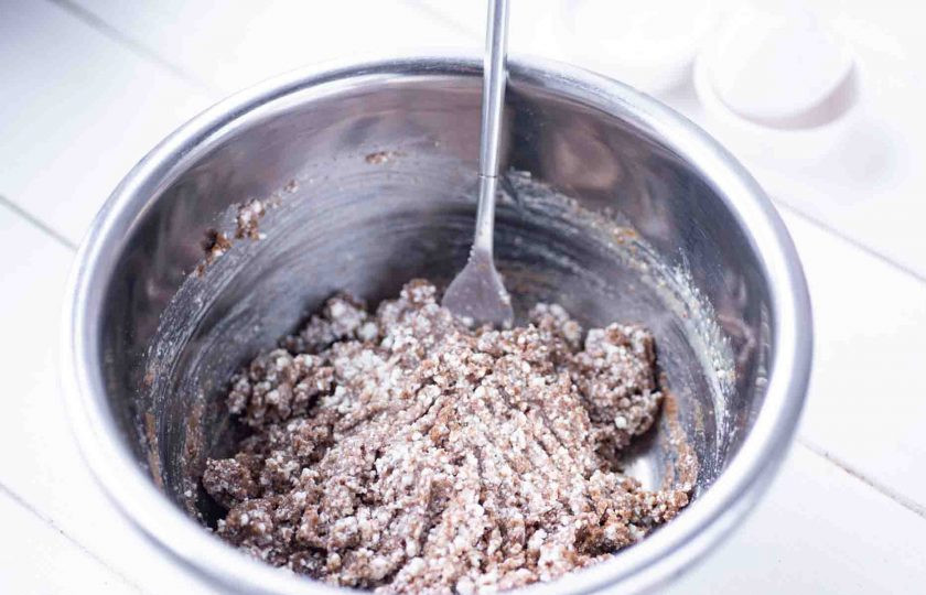 1. Этап. Диетические творожные хлебцы с отрубями: Перемешайте все ингредиенты вилкой до получения однородной массы, которая по консистенции достаточно вязкая и прилипает к рукам.