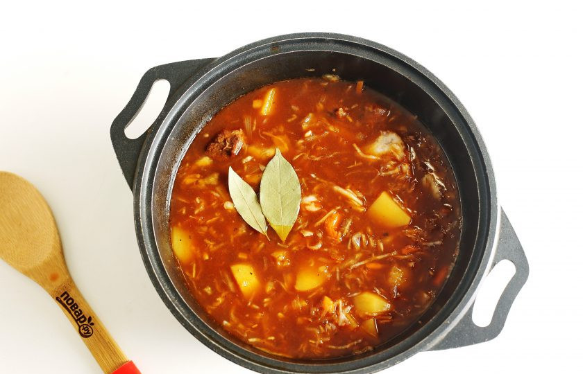 1. Этап. Суп гуляш по-тирольски: Добавьте лавровый лист, отрегулируйте на соль, убавьте огонь на самый маленький и тушите все вместе 2 часа.