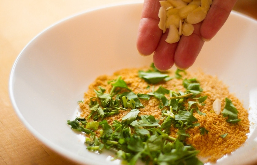 1. Этап. Лосось с миндалем: Смешайте панировочные сухари, муку, рубленный укроп и миндаль. Немного рубленного укропа и миндаля оставьте для сервировки.