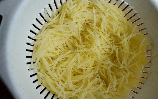 1. Этап. Камди-ча: Опустите картофель в кипящую воду на 2-3 минуты, затем откиньте на сито. Картофель не должен развариться и стать мягким. Он будет немного похрустывать.