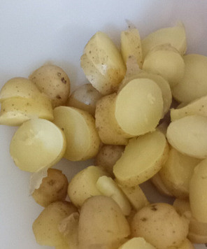 1. Этап. Острый картофельный салат с арахисовым маслом: В салатницу выложить картофель.