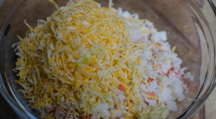 1. Этап. Закуска в грибных шляпках: На мелкой тёрке натрите сыр, крабовые палочки и чеснок.