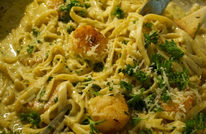 1. Этап. Паста с гребешками в сливочном соусе: Через 3-5 минут выключаем огонь и добавляем в блюдо пармезан и измельченную петрушку, перемешиваем все хорошенько.