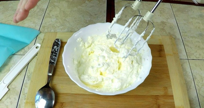 1. Этап. Сливки для взбивания в домашних условиях: Для взбивания сливок я использую блендер. Начинаю взбивать ложкой, затем в блендере сначала на малых, а потом на средних оборотах до получения 