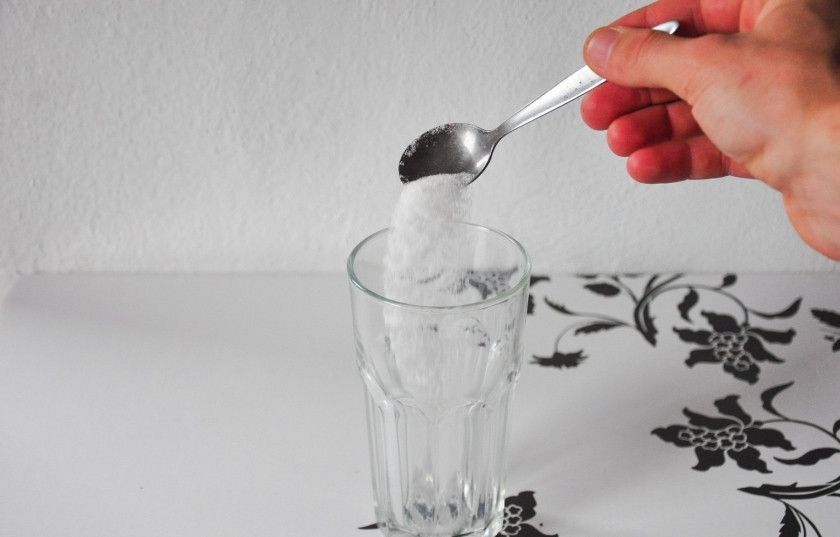 1. Этап. Тайский чай: Приготовьте стакан, в котором будете заваривать тайский чай. Сначала насыпьте в него сахара.