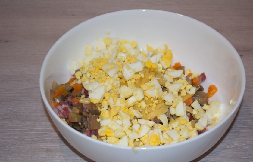 1. Этап. Салат Елочка: Поместите в мисочку все продукты салата. У меня грибочки маринованные домашние. Я их делаю с крупно нарезанной морковью. Ее я нарезала и тоже добавила в салат. Вы можете этого не делать или отдельно отварить морковь и использовать для салата.