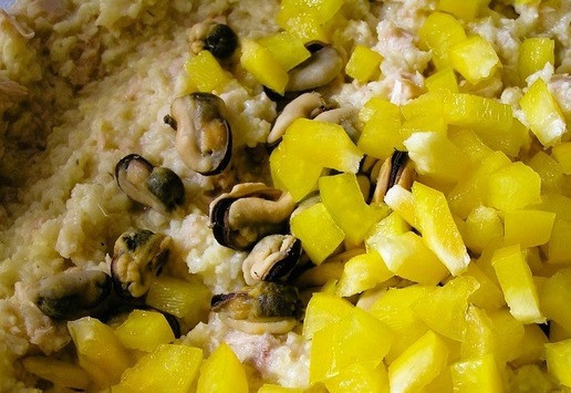 1. Этап. Пшено с тунцом и морепродуктами: Добавьте сладкий перец и чеснок. Кстати, перец тоже можно припустить в чаше №2 рядом с мидиями и креветками, если не хотите оставлять его в сыром виде.