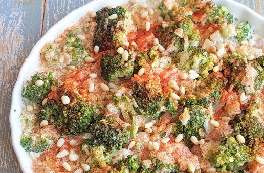 1. Этап. Брокколи с курицей в сырно-сливочном соусе: Посыпать орешками и паприкой. Готовить в духовке, заранее разогретой до 190 гр., 25-30 мин.