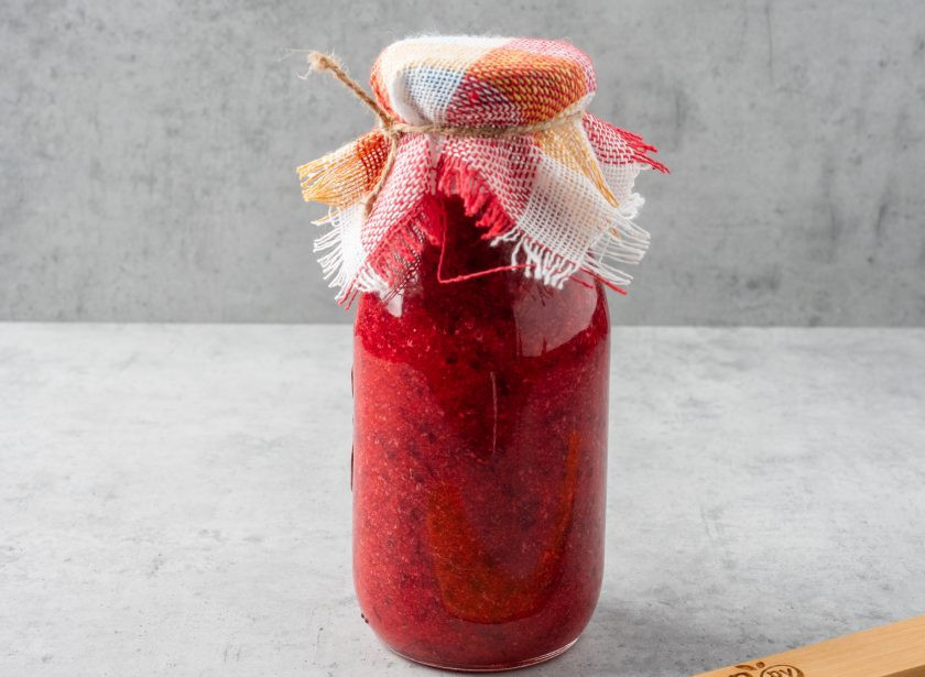 1. Этап. Брусника с сахаром на зиму: Разложите бруснику с сахаром в стерилизованные банки и закройте простерилизованной крышкой. Когда банка остынет, уберите на хранение в холодильник.