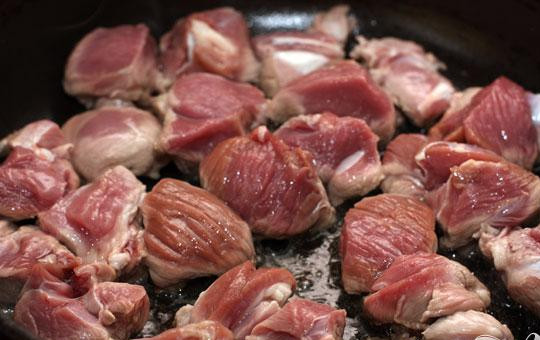 1. Этап. Баранина с кус-кусом: 2. Хорошо разогреваем сковороду, добавляем совсем не много масла и выкладываем на нее мясо. Для того, чтобы мясо получилось хорошо обжаренным, и не выделило лишний сок, класть на сковороду его нужно свободно. Так же обжаривать мясо можно порциями.