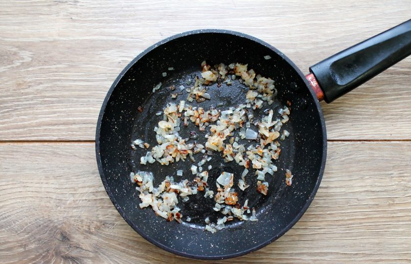 1. Этап. Рулет из индейки с яйцом в духовке: Репчатый лук мелко порежьте и обжарьте в растительном масле в течение 5-7 минут на среднем огне, остудите.