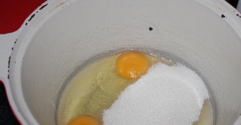 1. Этап. Пряник заварной: 1. Яйца взбиваем с сахаром до однородности.