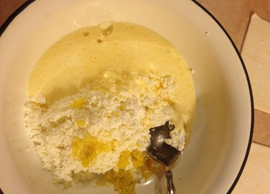 1. Этап. Венгерские ватрушки с творогом: Творог протираем через сито, добавляем к нему лимонную цедру и взбитое с сахаром яйцо. Перемешиваем.