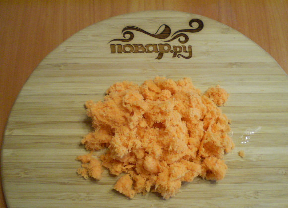 1. Этап. Морковный пирог на скорую руку: 5. Трем морковь на самой мелкой терке, немного отжимаем сок.