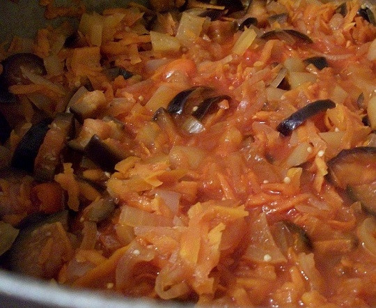 1. Этап. Салат с бобами на зиму: 7. В процессе аккуратно перемешивайте и следите, чтобы в кастрюле оставалась жидкость, иначе салат с бобами на зиму в домашних условиях будет не тушиться, а жариться.