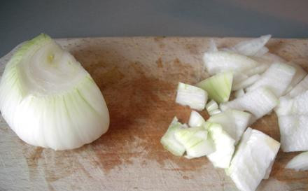 1. Этап. Суккоташ по-венгерски: Лук мелко нарезаем и добавляем в сковороду к бекону. Продолжаем обжаривать.