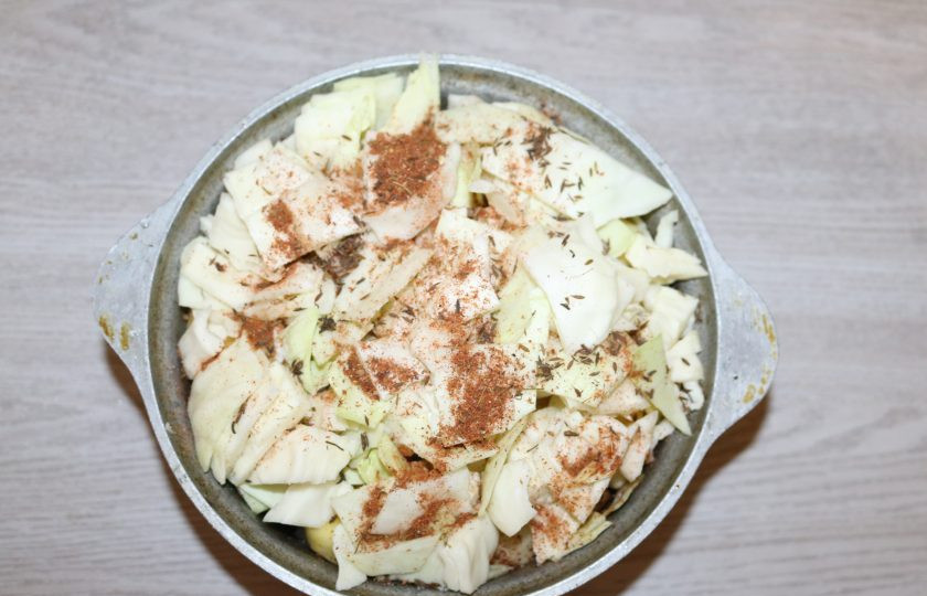 1. Этап. Басма: Сверху посыпьте солью, специями, зирой.