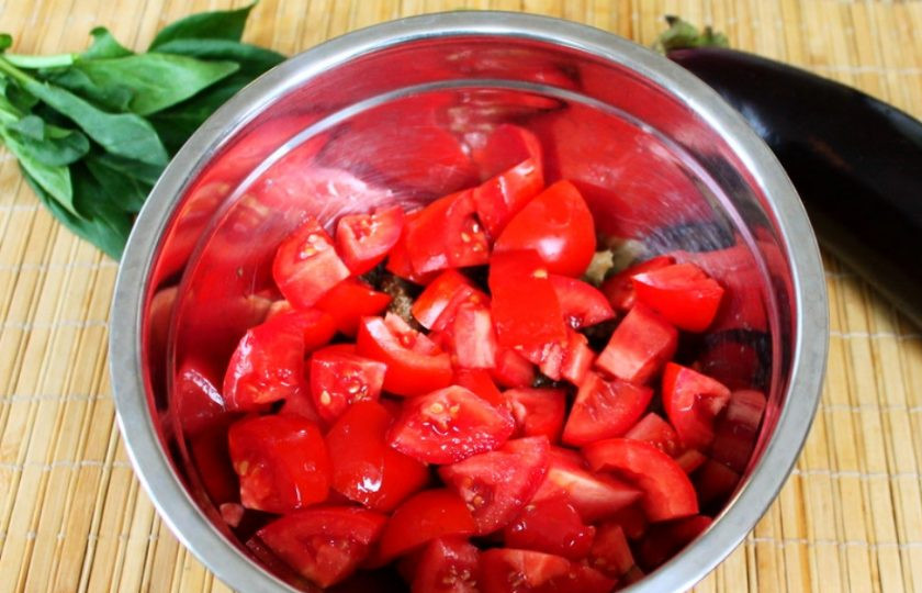 1. Этап. Салат из печеных баклажанов с помидорами: Добавляем нарезанные помидоры.