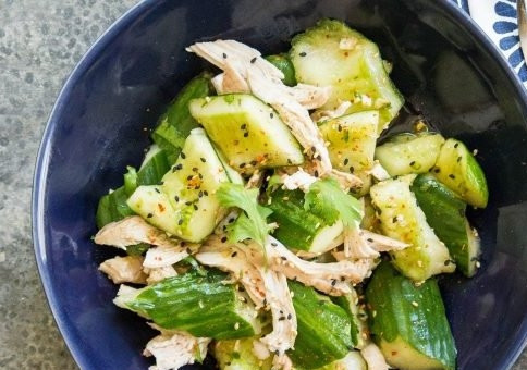 1. Этап. Салат из курицы с огурцами по-китайски: 6. В самом конце добавьте курицу, посыпьте кунжутом и подавайте к столу сразу! Если этот салат постоит, то он стечет, а огурцы станут мягкими.