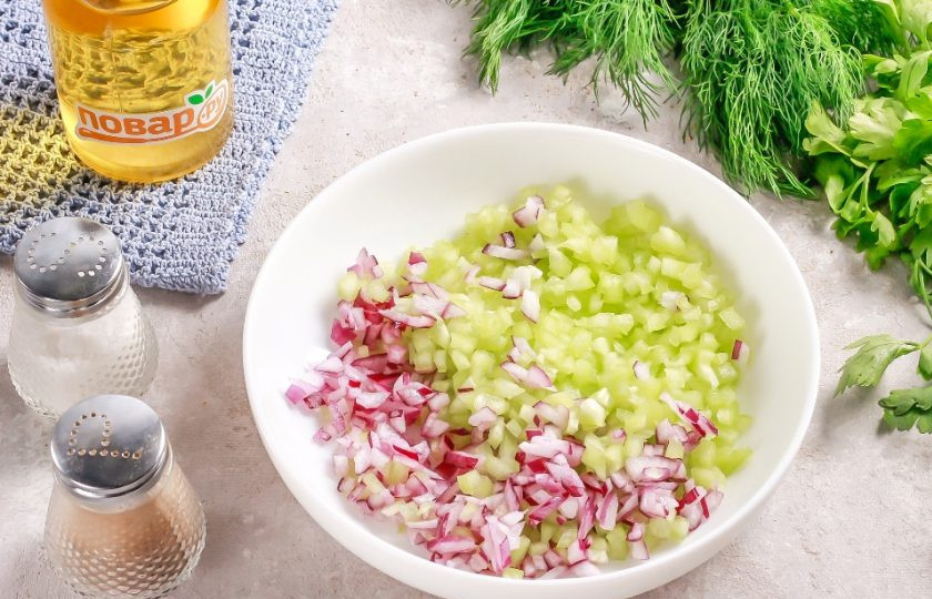 1. Этап. Пикантная закуска из помидоров: Срежьте крышечку с болгарского перца и очистите его от семян. Можно заменить болгарский перец перцем чили, но тогда удалите семена, действуя в перчатках, так как они очень горькие и могут обжечь ладони. Лук и перец нарежьте мелкими кубиками. Измельчите в пюре с помощью блендера.