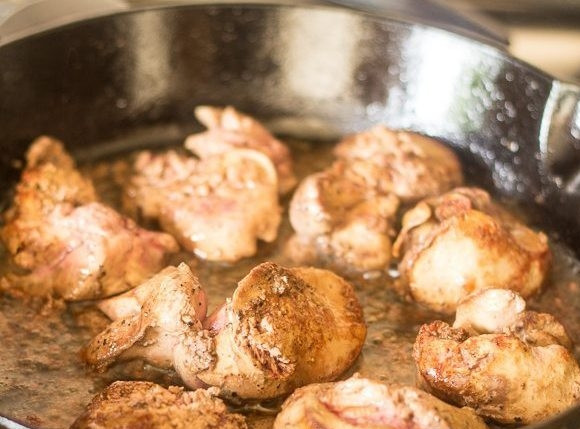 1. Этап. Салат из куриной печенки: Печень промойте, обсушите и хорошо посолите и поперчите. Сало или другой жир разогрейте на сковороде. Обжарьте в нём печень до золотистой корочки с обеих сторон.