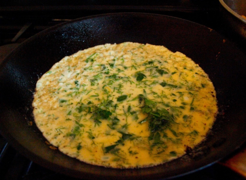 1. Этап. Омлет с зеленью: 4. На сковороде разогреть небольшой кусочек сливочного масла (при желании можно использовать и растительное) и аккуратно вылить туда омлет. На среднем огне жарить его под крышкой минуты 3-4.