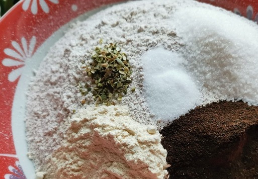 1. Этап. Формовой хлеб с сушёным луком: Всыпать: соль, сахар, орегано, луковый порошок и солод. Перемешать.