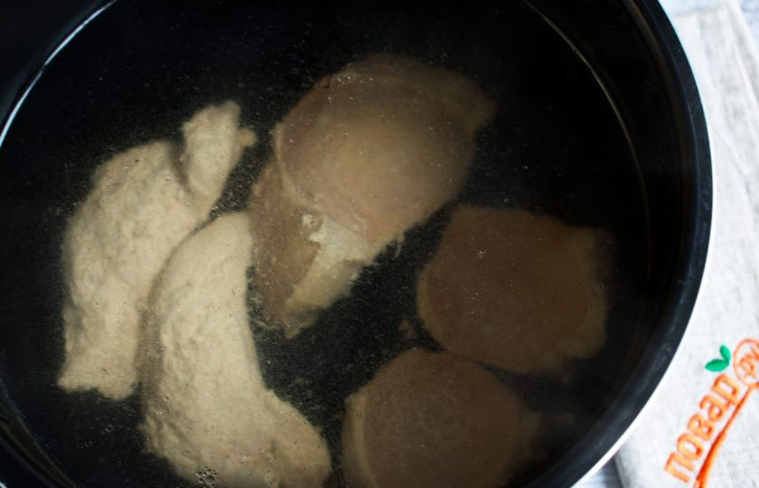 1. Этап. Борщ без картошки: Залейте мясо водой, доведите до кипения, готовьте в течение 5 минут. Слейте первый бульон, залейте свежей водой (2,5 л), добавьте лавровый лист и душистый горошек, доведите до кипения, варите на медленном огне в течение 1,5 часов.