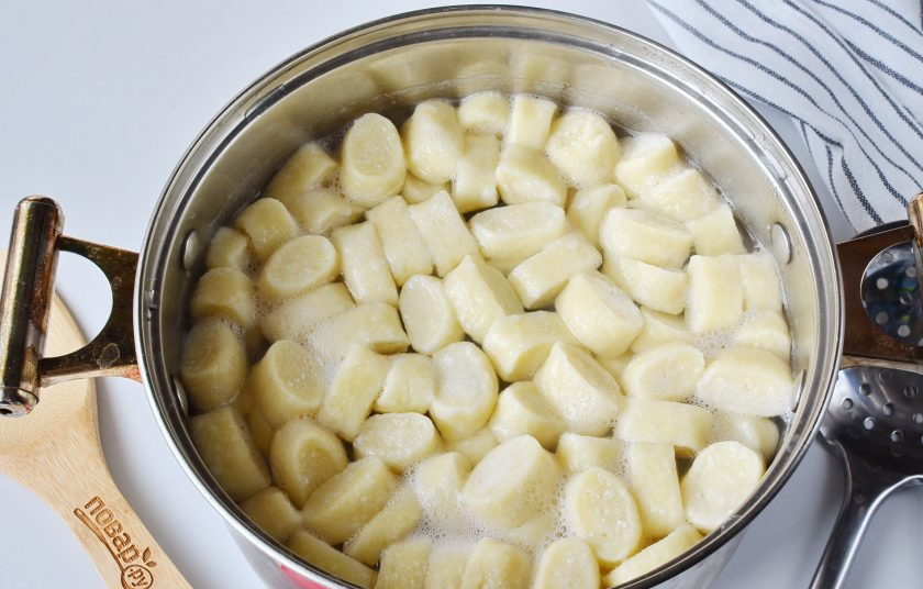 1. Этап. Ленивые вареники из рикотты: Выложите вареники в кипящую воду и варите 2-3 минуты с момента всплытия.