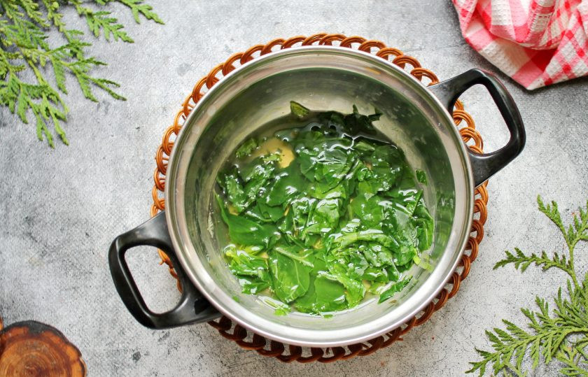 1. Этап. Закуска Виктория: Шпинат порежьте, выложите в кастрюлю с толстым дном и залейте половиной воды. Доведите все до кипения и варите в течение 3 минут на среднем огне. Снимите все с огня, пробейте блендером до однородности и остудите.