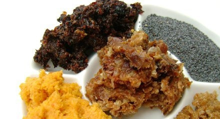 1. Этап. Медовик Зимний: Сделайте начинки. Отдельно измельчите блендером каждый сухофрукт в кашицу. Для крема взбейте сметану со сгущёнкой до получения единой консистенции.