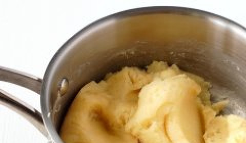 1. Этап. Заварное тесто на молоке: 5. Помешиваем до тех пор, пока тесто не станет однородным.